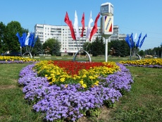     / Clock in Triangle Square